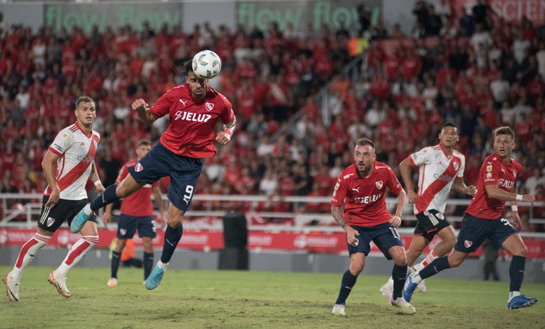 Independiente superó a River tácticamente, pero se tuvo que conformar con un empate en el clásico