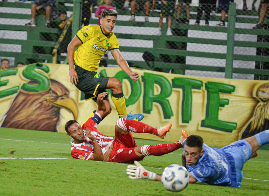 Defensa y Justicia le ganó a Unión con un doblete de Nicolás Fernández