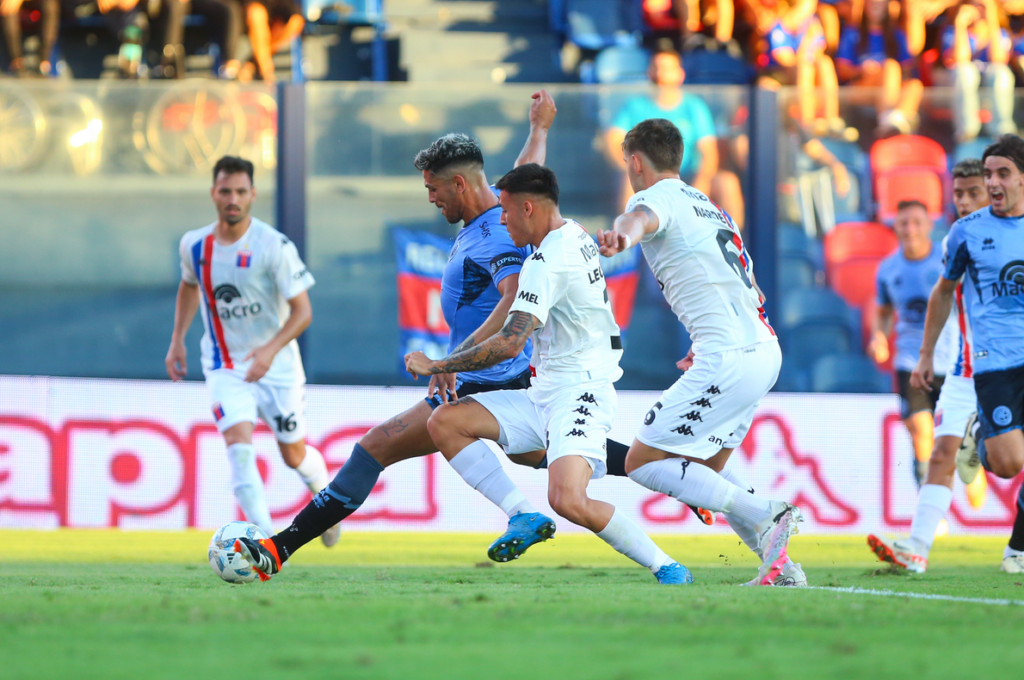 Belgrano goleó a Tigre de visitante por 4 a 1 en la Copa de la Liga Profesional
