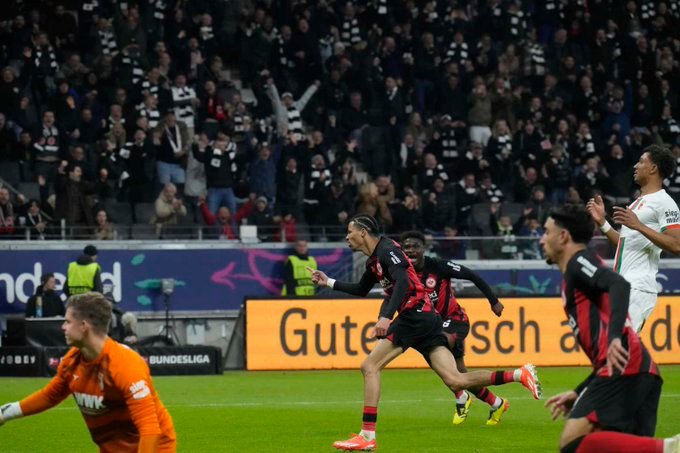 Eintracht vence al Augsburgo en un partido clave por de la Bundesliga