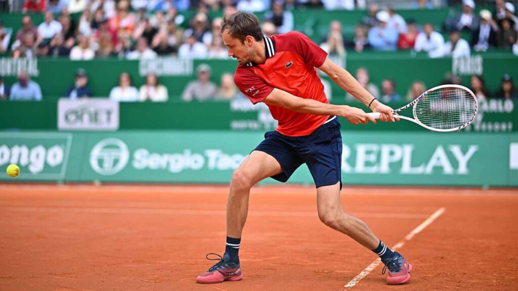 Medvedev le esconde todos los conejos al mago Monfils