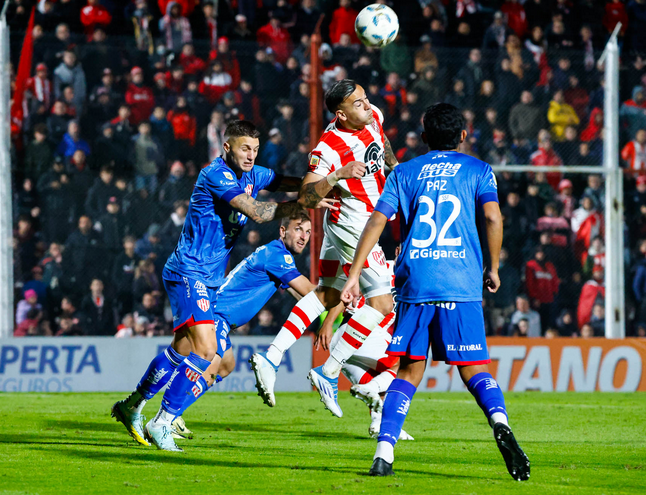 Instituto empató contra Unión con un golazo de mitad de cancha