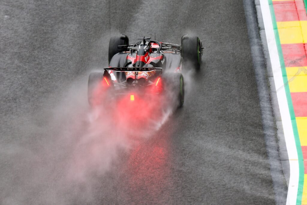 Verstappen vuela en Bélgica, pero la punta es para Leclerc