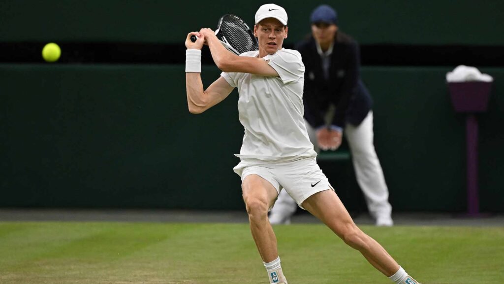 Jannik Sinner muestra su chapa en Wimbledon