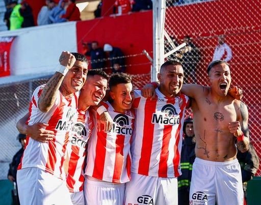 Instituto se acerca a la punta de La Liga