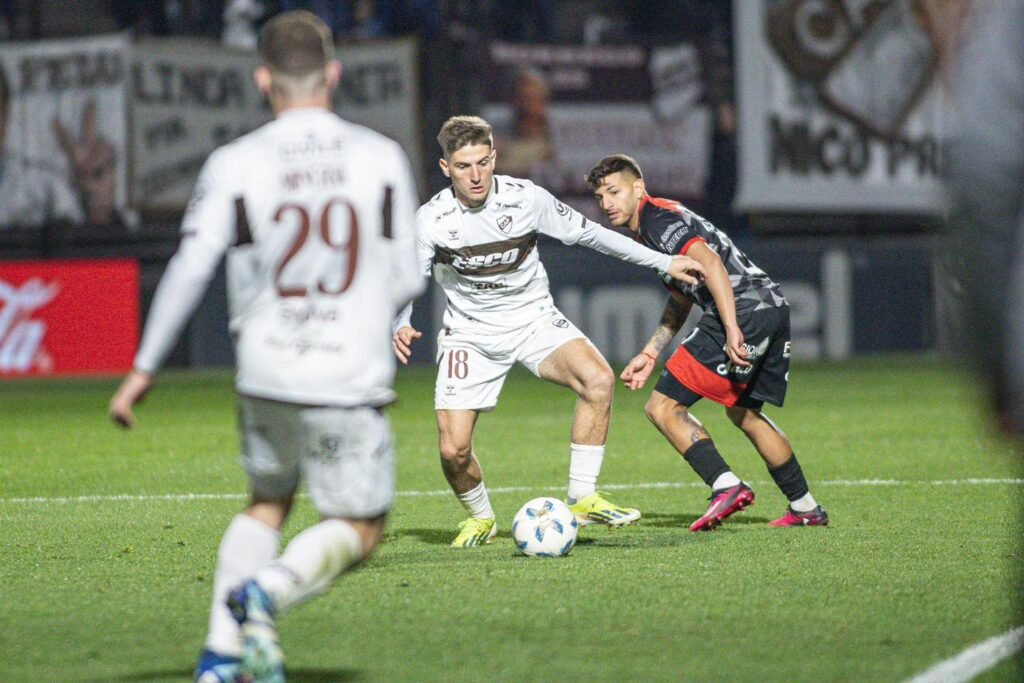 Platense empata con Barracas y con el VAR