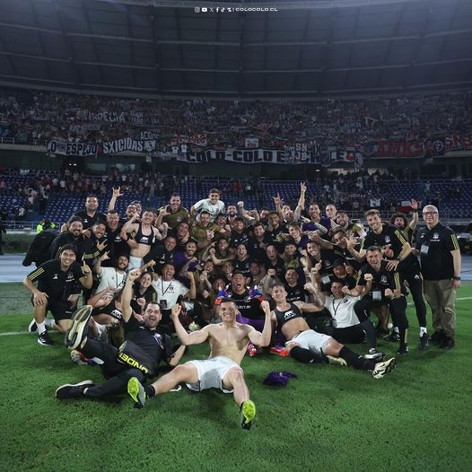 El 'Cacique' Colo Colo, con el "King" Arturo Vidal en cancha, venció este martes 2-1 a Junior y avanzó a los cuartos de final de la Copa Libertadores 2024.