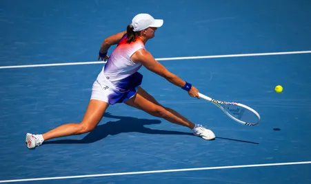 Swiatek sufre para medirse con Sabalenka en Semis