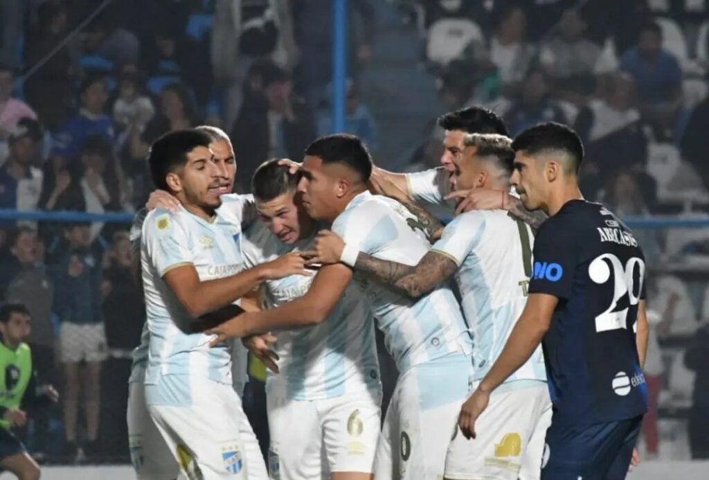Atlético Tucumán lo dio vuelta y va por la punta