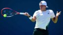 Báez avanzó a cuartos en Cancún y quedó como principal carta argentina en una jornada que definió semifinalistas en cuatro torneos Challenger.