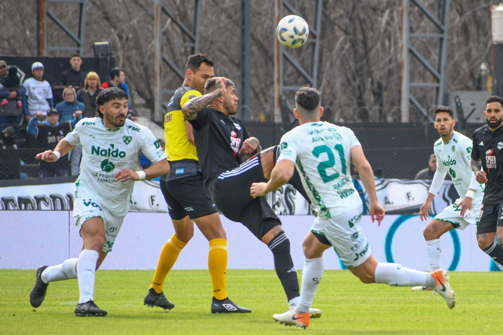 Deportivo Riestra derrotó a Sarmiento por el Torneo de la Liga