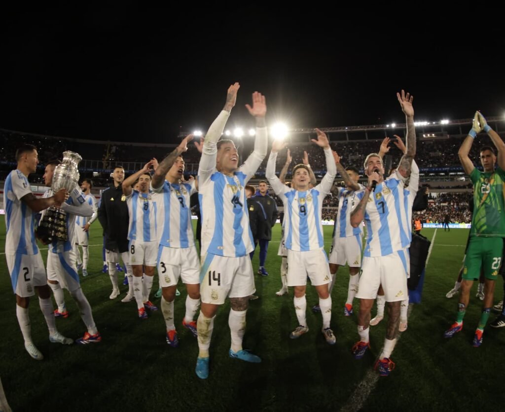 Lionel Scaloni Refuerza el Optimismo de la Albiceleste Tras la Goleada a Chile y Focaliza en el Próximo Desafío en Barranquilla