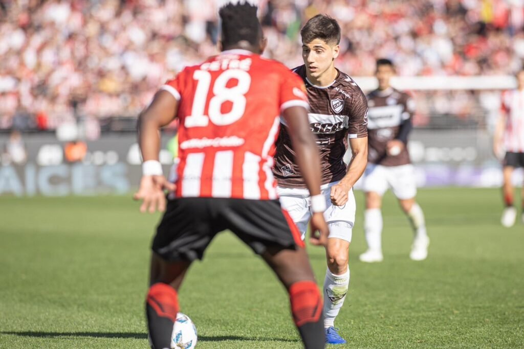 Estudiantes y Platense se dividen los Puntos en una Tarde de Polémicas