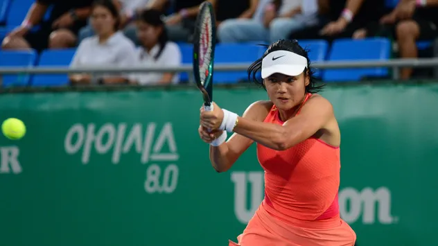 Emma Raducanu selló su lugar en los cuartos de final del Hana Bank Korea Open tras superar a la octava cabeza de serie, Yuan Yue, con un marcador de 6-4, 6-3 en un emocionante partido que duró 2 horas y 4 minutos.