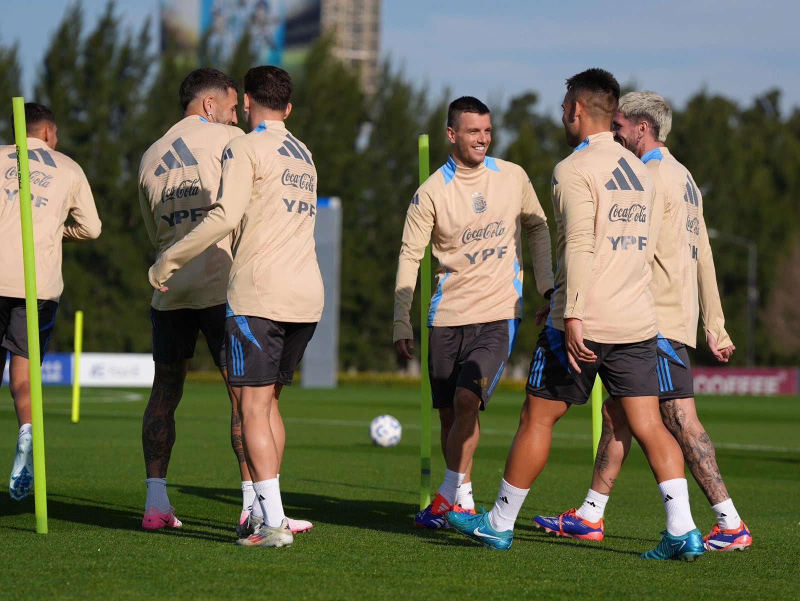 Argentina se Prepara para la Doble Fecha de Eliminatorias sin Messi: La Incertidumbre de Scaloni