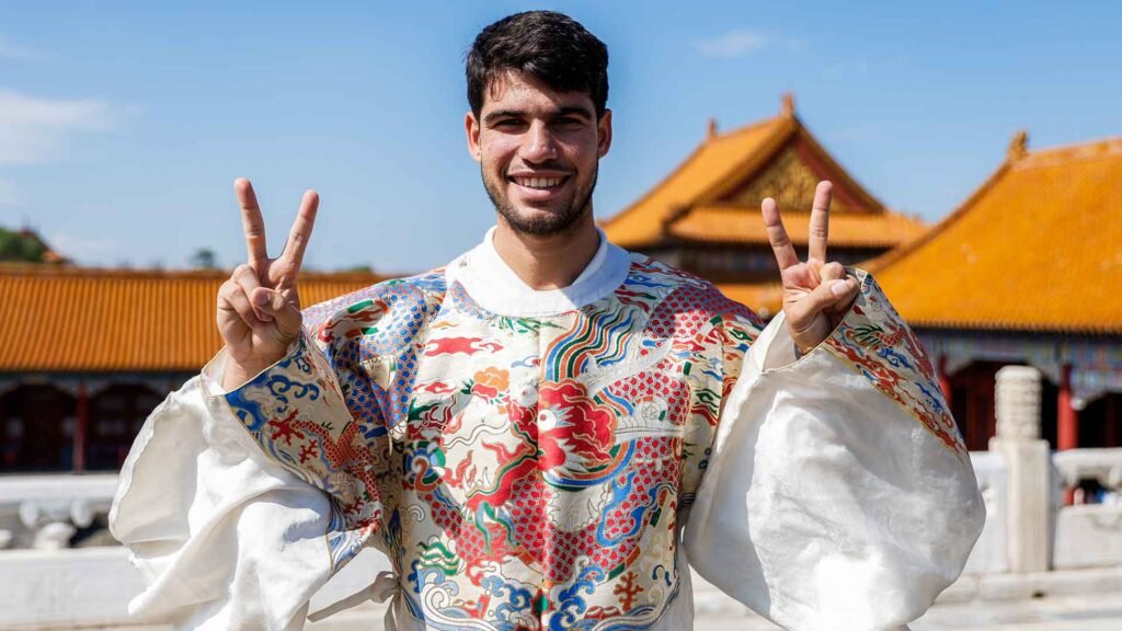 Carlos Alcaraz Arranca con Fuerza en el China Open: Victoria y Mirada Fija en el Título