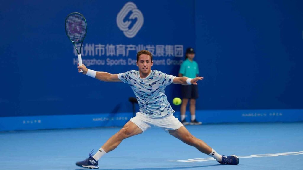 Roberto Carballés Baena avanza en el Hangzhou Open y se afirma en Su Mejor Temporada