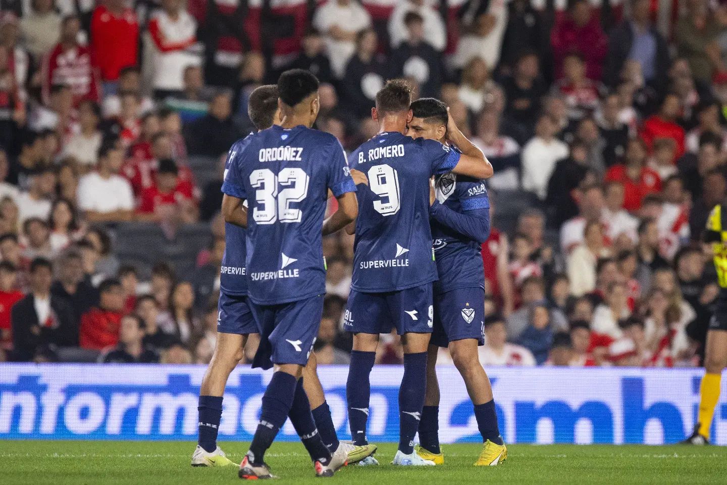Vélez Sarsfield y River Plate empatan 1-1 en un intenso duelo en el Monumental