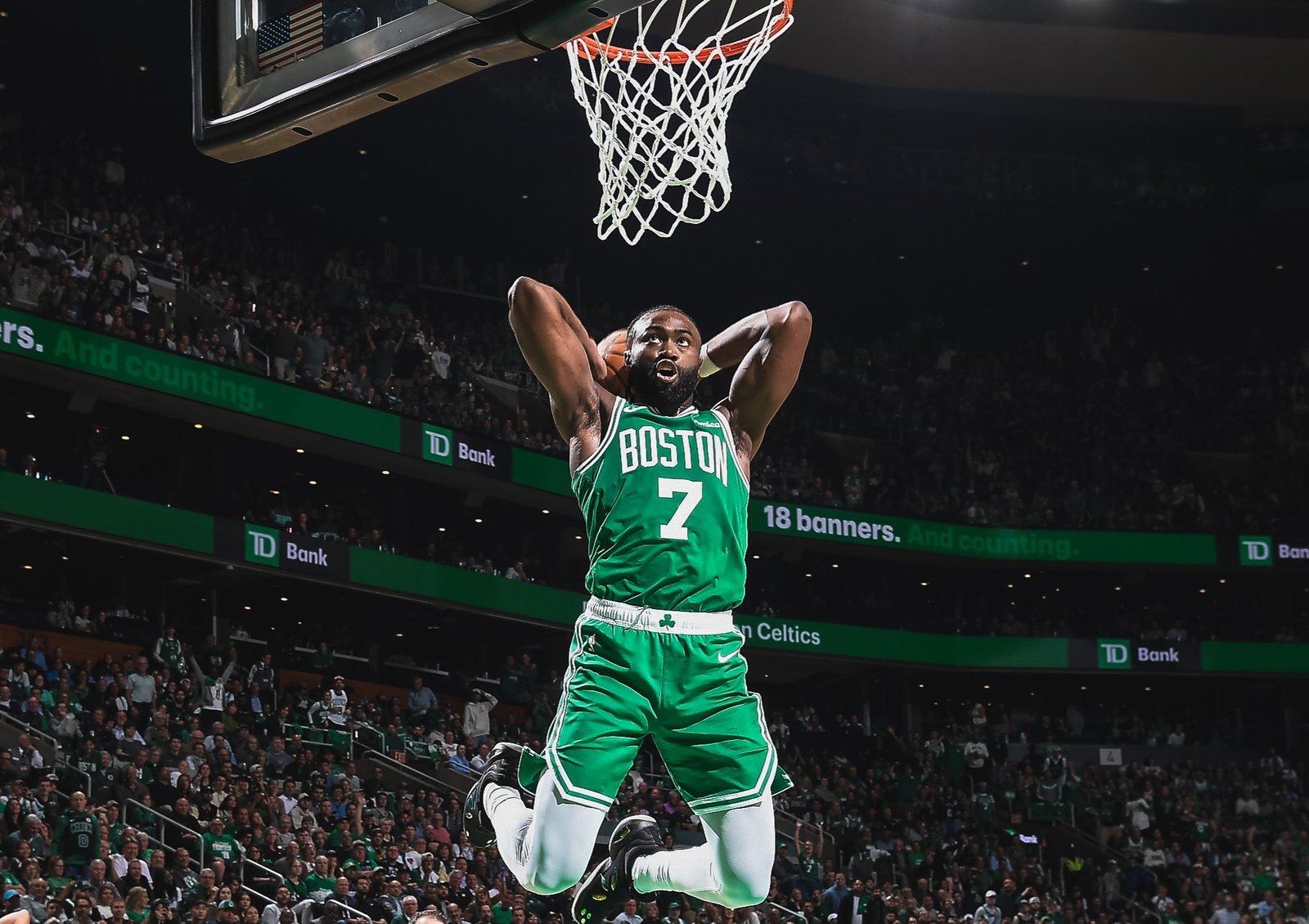 Celtics arrasan a los Knicks y rozan el récord de triples en una noche de fiesta en el TD Garden