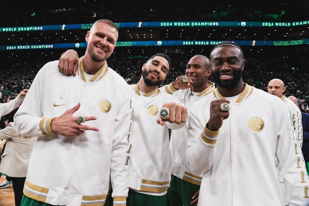 Celtics arrasan a los Knicks y rozan el récord de triples en una noche de fiesta en el TD Garden