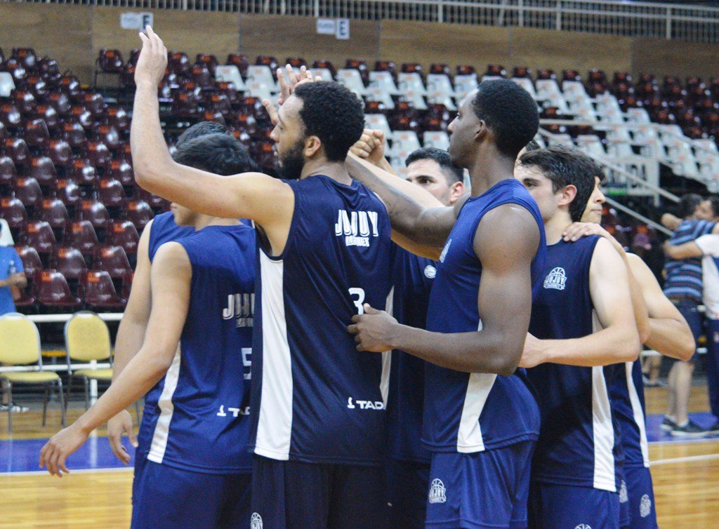 En una noche cargada de emociones, Salta Basket cayó por un ajustado 78-81 frente a Jujuy Básquet en el segundo amistoso