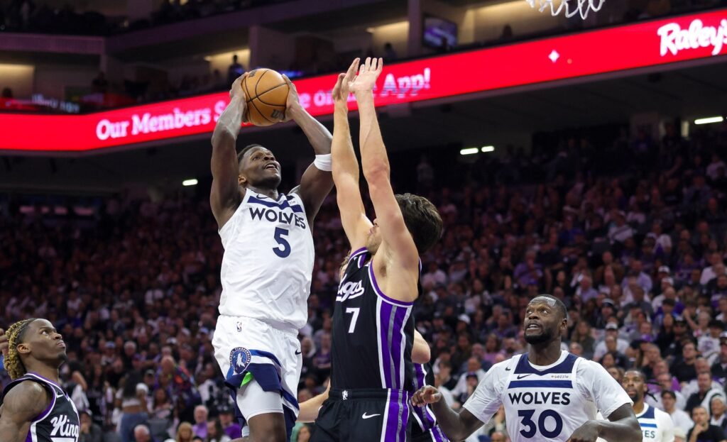 Minnesota Timberwolves Logra Su Primera Victoria de la Temporada Ante Sacramento Kings