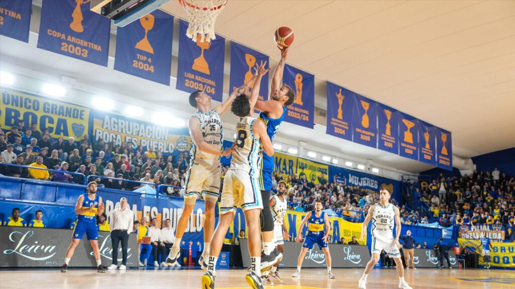 Boca Juniors logró una valiosa victoria en un emocionante encuentro contra Peñarol, imponiéndose por 83-81 en un choque que tuvo todos los ingredientes para ser considerado un clásico de la Liga Nacional. 