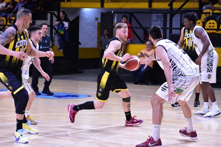 Comunicaciones se impuso con autoridad a Estudiantes en su debut en casa