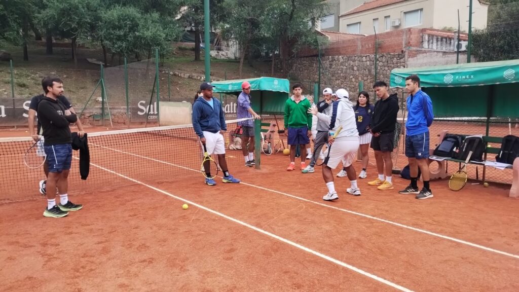 Formación Continua en Tenis: Sporting Club Salta Recibe el Quinto Módulo del Profesorado de la AAT