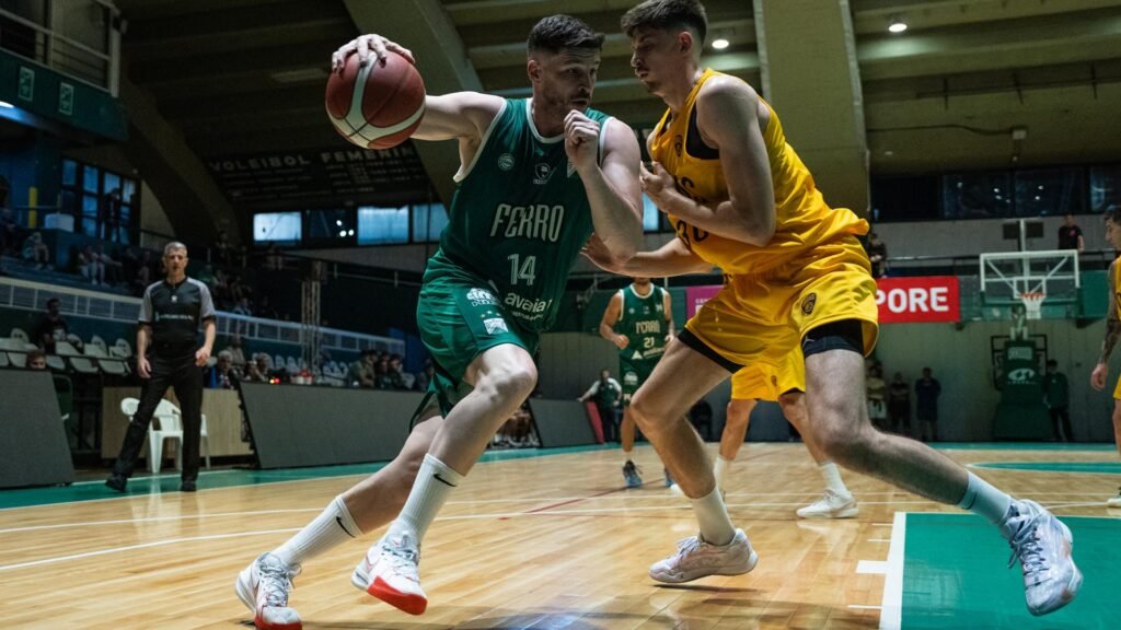 Ferro volvió al triunfo ante Obras Basket en un emocionante encuentro