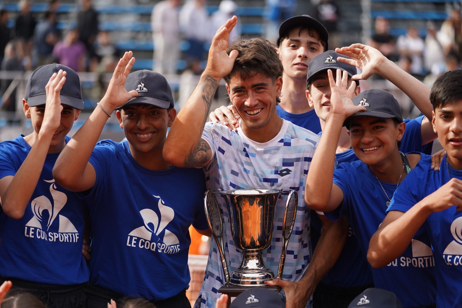 Francisco Comesaña, campeón del YPF Buenos Aires Challenger 2024 tras vencer a Federico Coria en una épica final