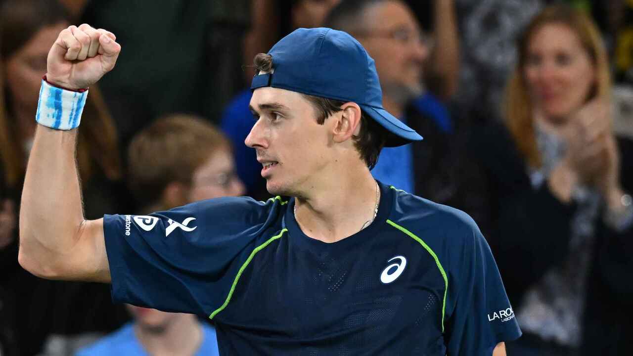 Álex de Miñaur mantiene vivas sus opciones para las Nitto ATP Finals tras avanzar a cuartos en París