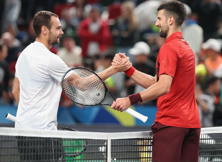 Djokovic continúa su dominio en Shanghái, avanzando a cuartos con gran solidez