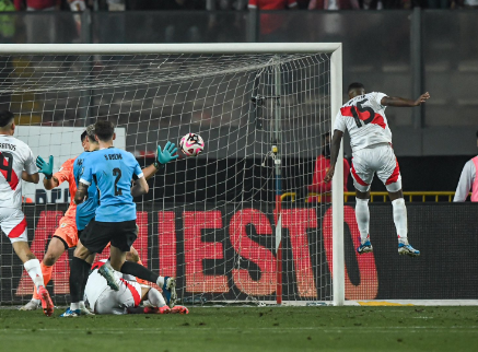 Perú sorprende a Uruguay con un gol en el final