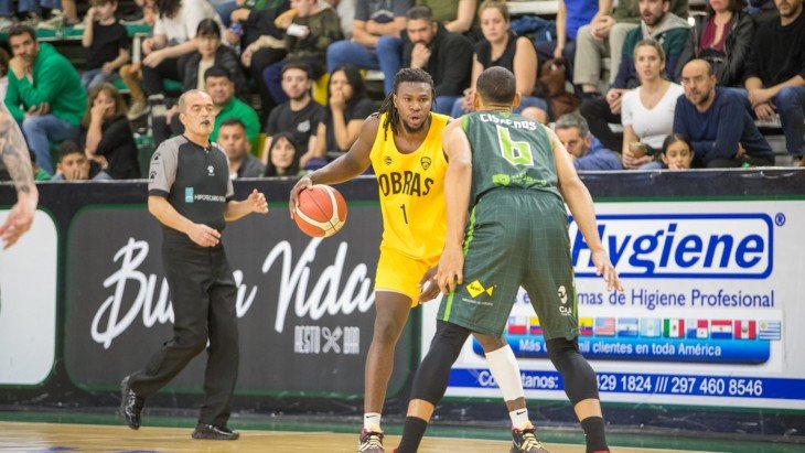 Obras se llevó un triunfo agónico en Comodoro Rivadavia al vencer a Gimnasia por 91-89