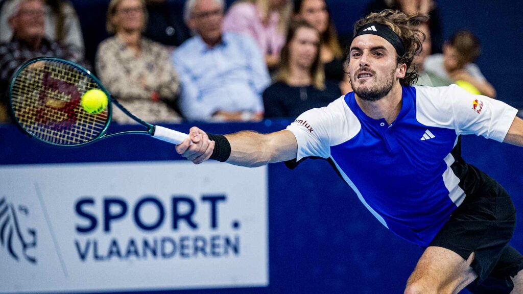 Stefanos Tsitsipas avanza a cuartos en el Swiss Indoors Basel 2024