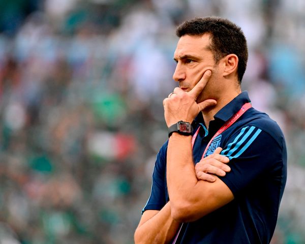 El DT de la Selección Argentina, Lionel Scaloni, habló antes del crucial choque ante Paraguay por las Eliminatorias al Mundial 2026. Aunque no confirmó el once inicial, dejó entrever que el equipo será similar al último encuentro. Además, opinó sobre el debut de Spreen en Deportivo Riestra y pidió una sanción "ejemplificadora" para evitar que este tipo de situaciones se repitan en el fútbol profesional.