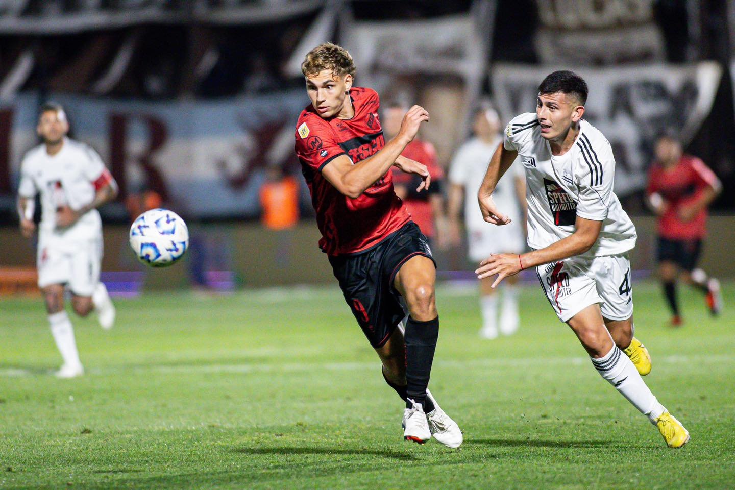 En un duelo lleno de controversias, Platense y Deportivo Riestra igualaron 0-0 en el estadio de Vicente López por la fecha 21 de la Liga Profesional. El partido, dominado por la intensidad de ambos equipos, se vio envuelto en una polémica arbitral que definió el resultado final.