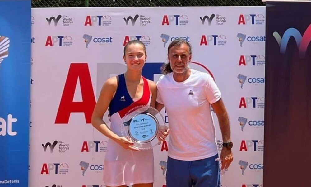 La joven promesa argentina Candela Vázquez, de 16 años, alcanzó su primer título ITF en el W15 de Luque, Paraguay, tras vencer en una épica final a la brasileña Camila Bossi, segunda preclasificada, con un marcador de 2-6, 6-2 y 6-4. La zurda sampedrina se consagró campeona luego de remontar un marcador adverso de 7-6 y 5-1 en la final, mostrando una determinación y resiliencia sobresalientes en su primera final profesional.