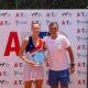 La joven promesa argentina Candela Vázquez, de 16 años, alcanzó su primer título ITF en el W15 de Luque, Paraguay, tras vencer en una épica final a la brasileña Camila Bossi, segunda preclasificada, con un marcador de 2-6, 6-2 y 6-4. La zurda sampedrina se consagró campeona luego de remontar un marcador adverso de 7-6 y 5-1 en la final, mostrando una determinación y resiliencia sobresalientes en su primera final profesional.