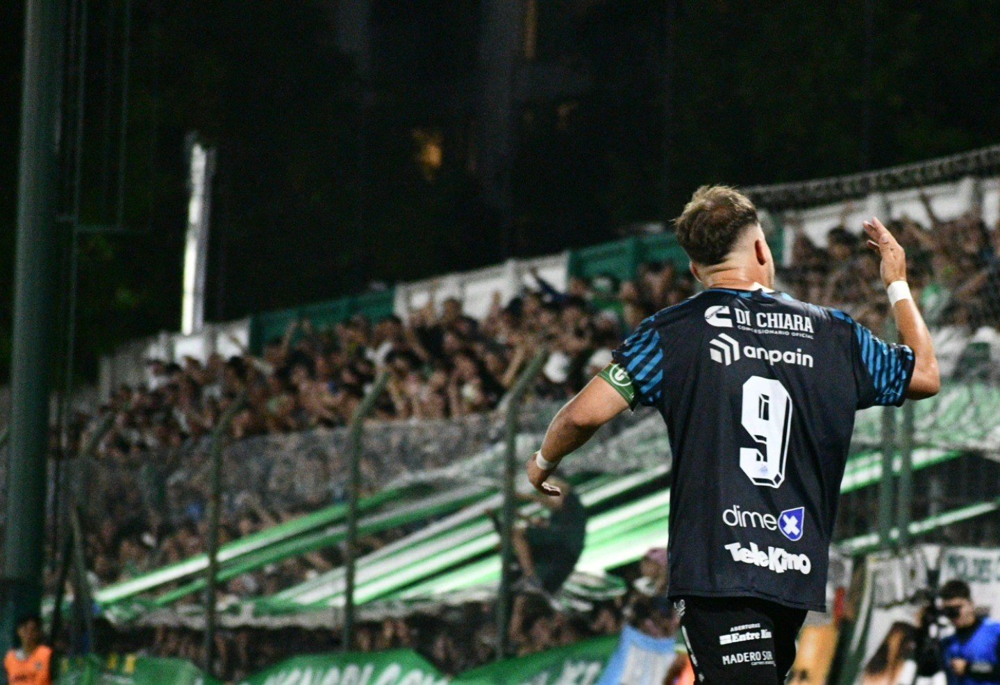 Excursionista y Midland empataron 1-1 en el primer partido de los cuartos de final del Torneo Argentina - Campeonato Primera B, disputado en el estadio del Bajo Belgrano. El encuentro tuvo emociones, polémicas y un desarrollo que dejó la serie completamente abierta para la revancha.