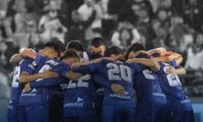 En un partido estratégico y lleno de tensión, Vélez Sarsfield logró imponerse por 1-0 ante Tigre en el Estadio José Amalfitani, cortando su racha de tres empates y afianzándose en la cima del torneo con 42 puntos. Este triunfo no solo lo mantiene como líder, sino que además le permite distanciarse de Huracán, que con 39 unidades había igualado temporalmente el liderazgo tras su victoria reciente.