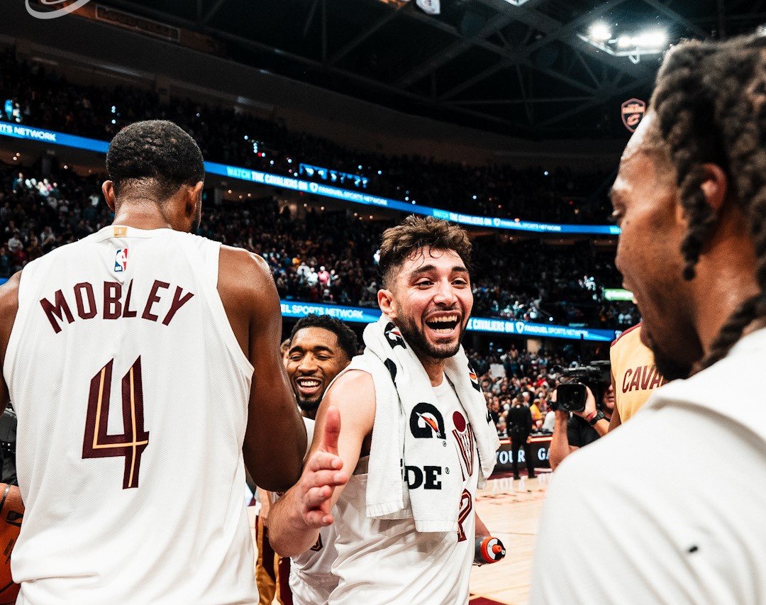 En una nueva jornada de la NBA, los Cleveland Cavaliers mantuvieron su racha perfecta al derrotar a los Brooklyn Nets, mientras que los San Antonio Spurs de Victor Wembanyama cayeron en un ajustado final ante Utah. Los Chicago Bulls completaron una remontada histórica frente a los Atlanta Hawks, y los Los Angeles Clippers ganaron de manera dramática ante los Toronto Raptors, con un final lleno de emociones.