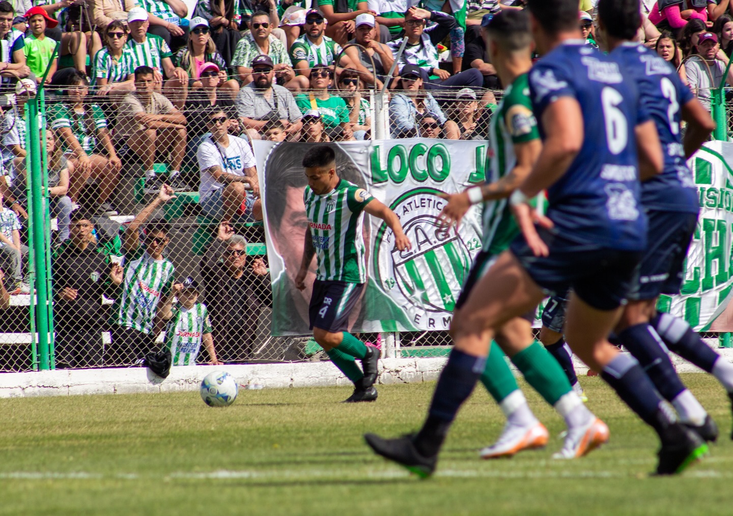 Germinal de Rawson cayó 1-0 ante Sarmiento de La Banda en su estadio en el duelo de ida de la semifinal de la Reválida del Torneo Federal A. El gol de Héctor Fernández a los cinco minutos le dio la ventaja al equipo visitante, y una polémica marcó el resto del partido: Germinal logró empatar parcialmente, pero el tanto fue anulado por el árbitro Marcos Liuzzi por una supuesta posición adelantada, a pesar de que el jugador local estaba claramente habilitado. La decisión generó gran indignación en el equipo y la afición de Germinal, quienes consideran que el arbitraje favoreció a Sarmiento.