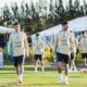 La Selección Argentina, liderada por Lionel Messi, continúa su preparación para la doble jornada de las Eliminatorias Sudamericanas rumbo al Mundial de 2026. El conjunto de Lionel Scaloni visitará a Paraguay en Asunción el jueves 14 de noviembre a las 20:30, por la 11ª fecha, y luego recibirá a Perú en La Bombonera el martes 19.