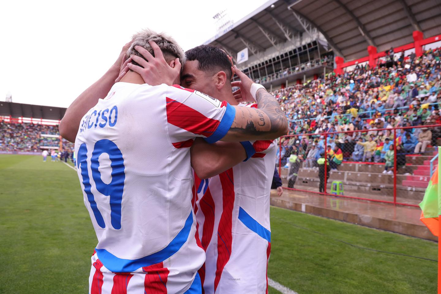 Paraguay consiguió un valioso empate 2-2 frente a Bolivia en el imponente Estadio Municipal Villa Ingenio de El Alto. La Albirroja logró mantener su invicto bajo la dirección técnica de Gustavo Alfaro, quien asumió el mando del equipo con una racha positiva.