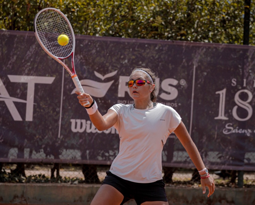 El tenis argentino está de fiesta en el W15 de Córdoba, donde tres de sus representantes han alcanzado las semifinales del torneo, asegurando así una finalista nacional. Luisana Giovannini, Berta Bonardi y Justina Gonzales Daniele han brillado en sus respectivas llaves, destacándose por su solidez y buen juego en la recta final del año.