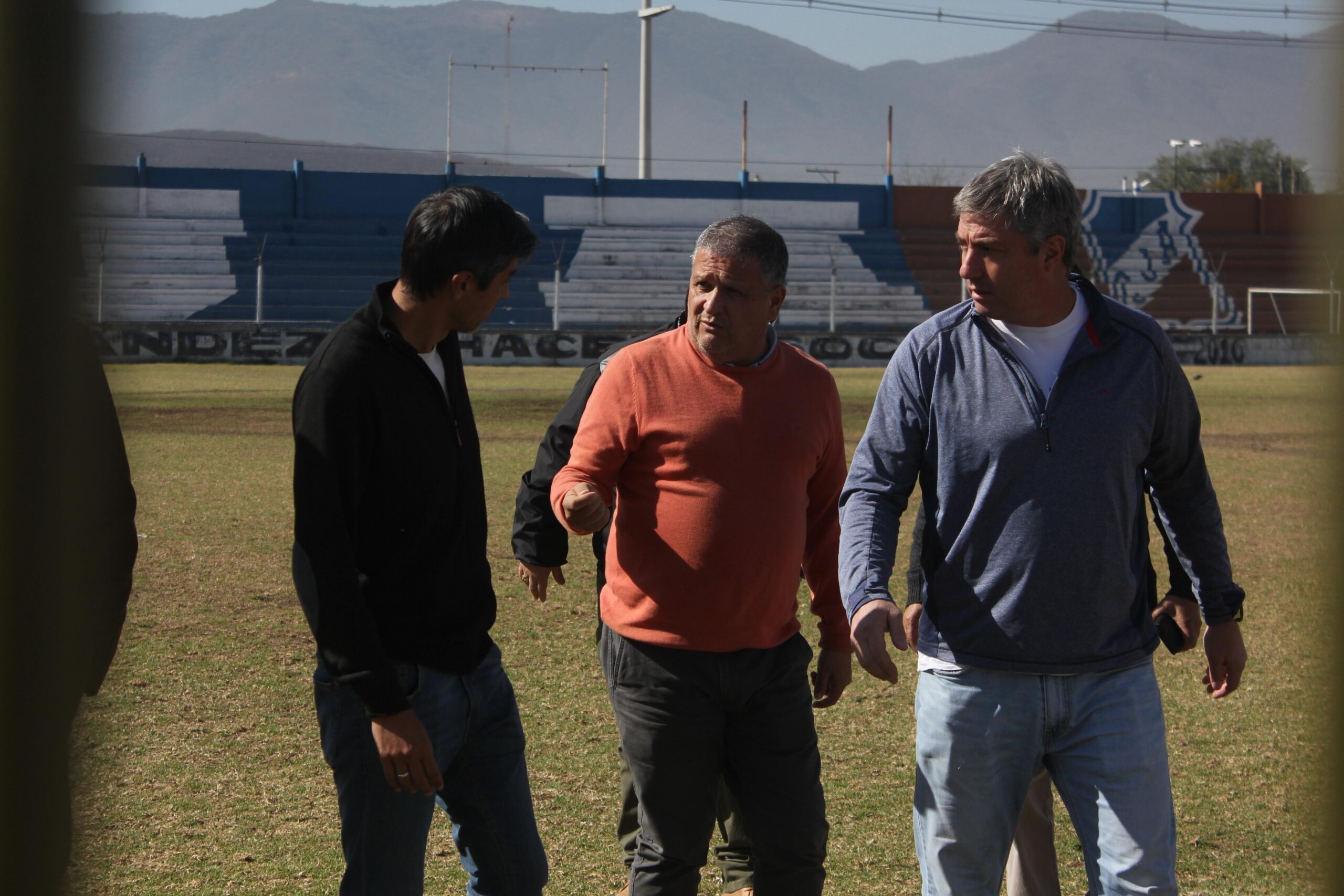 En una reciente entrevista en el programa Solamente Fútbol de FM Voces 99.7 - Megastar Radio, el presidente de Juventud Antoniana, Sergio Ten, brindó detalles sobre el actual panorama del club y las acciones que se están llevando a cabo para su estabilización económica y administrativa. En un contexto donde la situación financiera de la institución ha sido un tema de constante preocupación, Ten subrayó los esfuerzos de su comisión directiva para regularizar los pagos, saldar deudas históricas y buscar la unidad de todos los sectores.