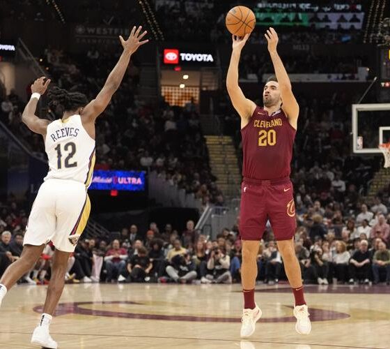 Los Cleveland Cavaliers y New York Knicks extendieron su excelente momento, mientras que los Philadelphia 76ers siguen atrapados en una racha negativa. Por otro lado, Giannis Antetokounmpo lideró a los Milwaukee Bucks hacia una victoria crucial, y los Golden State Warriors se impusieron con contundencia a los Atlanta Hawks.