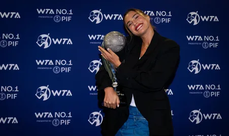 Aryna Sabalenka se coronó como la jugadora número 1 del mundo al finalizar la temporada 2024. Esta es la primera vez en su carrera que Sabalenka gana dos títulos de Grand Slam en una misma temporada, logrando el Australian Open y el US Open. Aunque había alcanzado el puesto de N°1 en septiembre de 2023, fue desplazada por Iga Swiatek al final de esa temporada. En esta ocasión, Sabalenka logró mantener su posición hasta las WTA Finals de Riad, lo que le permitió tomar el primer puesto en el ranking de fin de año, cambiando de lugar con Swiatek, quien baja al segundo puesto.